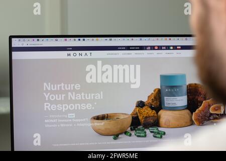 New York, Etats-Unis - 1er mai 2021 : site Web de la société Monat à l'écran, Editorial Banque D'Images