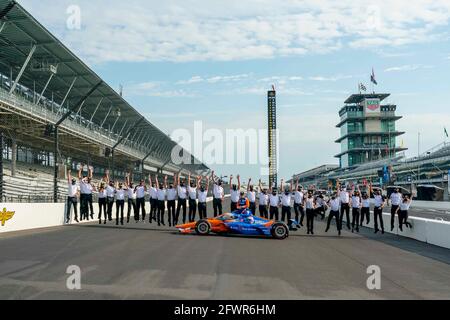 Indianapolis, Indiana, États-Unis. 24 mai 2021. SCOTT DIXON (9), d'Auckland, en Nouvelle-Zélande, remporte le pole pour la 105e course du Indianapolis 500 au Indianapolis Motor Speedway, à Indianapolis, dans l'Indiana. Credit: Walter G Arce SR Grindstone Medi/ASP/ZUMA Wire/Alay Live News Banque D'Images