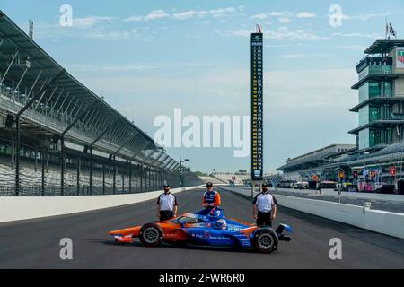 Indianapolis, Indiana, États-Unis. 24 mai 2021. SCOTT DIXON (9), d'Auckland, en Nouvelle-Zélande, remporte le pole pour la 105e course du Indianapolis 500 au Indianapolis Motor Speedway, à Indianapolis, dans l'Indiana. Credit: Walter G Arce SR Grindstone Medi/ASP/ZUMA Wire/Alay Live News Banque D'Images