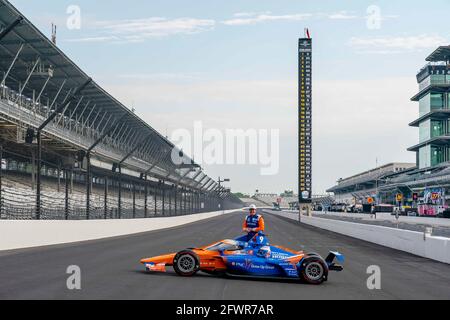 Indianapolis, Indiana, États-Unis. 24 mai 2021. SCOTT DIXON (9), d'Auckland, en Nouvelle-Zélande, remporte le pole pour la 105e course du Indianapolis 500 au Indianapolis Motor Speedway, à Indianapolis, dans l'Indiana. Credit: Walter G Arce SR Grindstone Medi/ASP/ZUMA Wire/Alay Live News Banque D'Images