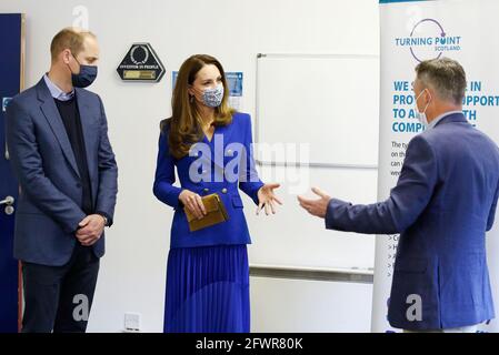 Le duc et la duchesse de Cambridge en compagnie de Neil Richardson (à droite), PDG de Turning point Scotland, lors d'une visite dans leur centre de soins sociaux de Coatbridge, dans le Lanarkshire du Nord, pour entendre parler du soutien vital qu'ils apportent à ceux qui ont des besoins complexes, y compris les problèmes de toxicomanie et de santé mentale. Date de la photo: Lundi 24 mai 2021. Banque D'Images