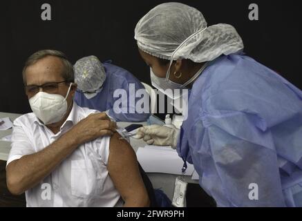 Lima, Pérou. 24 mai 2021. Selon Arturo Granados, porte-parole de la MINSA, la vaccination des adultes âgés de 65 à 69 ans est actuellement en cours à Lima, au Pérou. 62 centres de vaccination ont été mis en place et seront distribués dans 50 districts de Lima et Callao. Le ministère de la Santé du Pérou prévoit d'ici juillet que plus de 5 millions de personnes dans le pays auront été vaccinées contre la COVID-19. Crédit: Naldy Gomez/TheNEWS2/ZUMA Wire/Alay Live News Banque D'Images