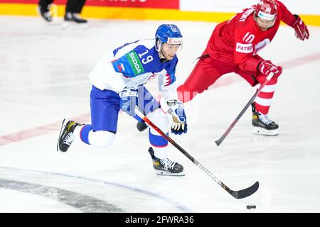 24.05.2021, Riga, Centre sportif olympique, Slovaquie contre Russie (Championnat du monde de hockey sur glace 2021 de l'IIHF), 19 Matus Sukel (Slovaquie) a le palet (Suisse/Croatie OUT) Banque D'Images