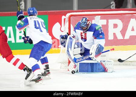 Riga, Centre olympique des sports, Slovaquie. 24 mai 2021. Vs Russie (Championnat du monde de hockey sur glace 2021 de l'IIHF), gardien de but Julius Hudacek (Slovaquie) sauve (Suisse/Croatie) crédit: SPP Sport Press photo. /Alamy Live News Banque D'Images