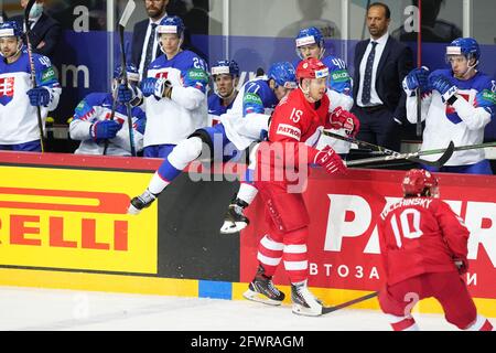 24.05.2021, Riga, Centre sportif olympique, Slovaquie contre Russie (Championnat du monde de hockey sur glace 2021 de l'IIHF), #15 Pavel Karnaukhov (Russie) hit sur #71 Marek Daloga (Slovaquie) (Suisse/Croatie OUT) Banque D'Images