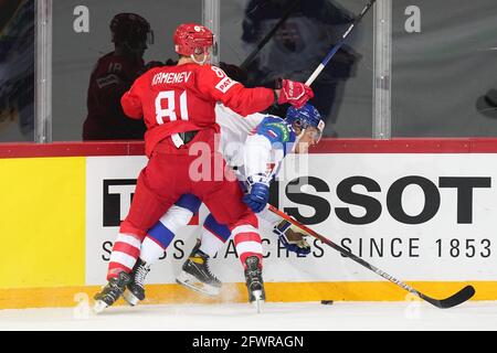 24.05.2021, Riga, Centre sportif olympique, Slovaquie contre Russie (Championnat du monde de hockey sur glace 2021 de l'IIHF), #81 Vladislav Kamenev (Russie) a frappé le #22 Samuel Knazko (Slovaquie) (Suisse/Croatie EN DEHORS) Banque D'Images