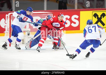 24.05.2021, Riga, Centre sportif olympique, Slovaquie contre Russie (Championnat du monde de hockey sur glace 2021 de l'IIHF), #15 Pavel Karnaukhov (Russie) essayant de capturer le palet (Suisse/Croatie) Banque D'Images