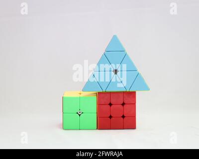 cubes de puzzle et pyramide utilisés pour augmenter la capacité de résolution de problèmes isolés dans un fond blanc Banque D'Images