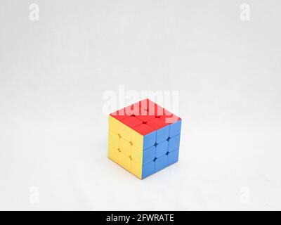cube de puzzle 3x3 utilisé pour augmenter la capacité de résolution des problèmes isolé sur fond blanc Banque D'Images