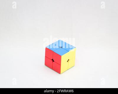 cube de puzzle 2x2 utilisé pour augmenter la capacité de résolution des problèmes isolé sur fond blanc Banque D'Images