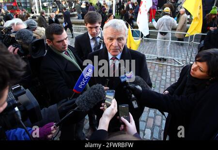 Photo du dossier datée du 29-11-2012 de Max Mosley s'adresse aux médias après que le juge Leveson a annoncé son rapport de l'enquête sur la culture, les pratiques et l'éthique de la presse, au Centre de conférences QEII, dans le centre de Londres. Date de publication : lundi 24 mai 2021. Banque D'Images