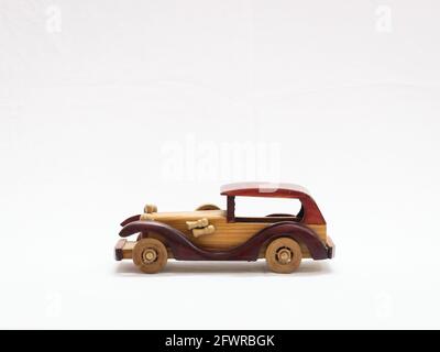 voiture vintage miniature en bois isolée dans un fond blanc Banque D'Images