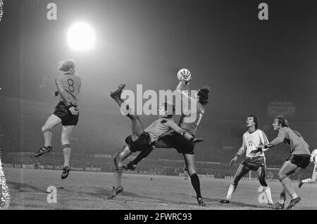 Pays-Bas contre la Pologne 3-0; Cruijff pousse dans les mains de Tamaszewsky, Left Geels, Right Neeskens, 15 octobre 1975, Sports, football, pays-Bas, agence de presse du XXe siècle photo, news to remember, documentaire, photographie historique 1945-1990, histoires visuelles, L'histoire humaine du XXe siècle, immortaliser des moments dans le temps Banque D'Images