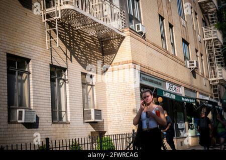 New York, États-Unis. 21 mai 2021. Des gens masqués et sans masque dans le quartier de Chelsea, à New York, le vendredi 21 mai 2021. New York a des mandats de masque détendus permettant à la plupart des activités de plein air d'être sans masque ainsi que de nombreux environnements intérieurs, avec des mises en garde. (Âphoto de Richard B. Levine) crédit: SIPA USA/Alay Live News Banque D'Images