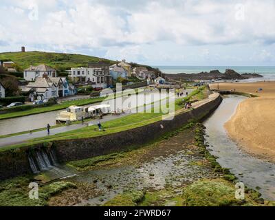 Le café de la Péniche sur le canal de Bude où il rencontre la mer, Bude, Cornwall, Royaume-Uni Banque D'Images