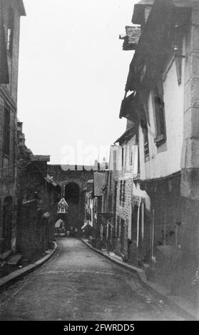 Au bout de la rue du Jerzual, en direction de la porte de Jerzual, une des entrées de la muraille de Dinan, Côtes-d'Armor, Bretagne, France. Juin 1929. Banque D'Images