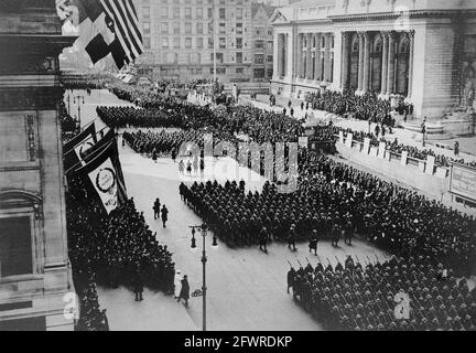 Un défilé de "Welcome Home" à New York. Les soldats américains passent en revue devant la New York public Library, la 42e rue et la cinquième avenue, après la fin de la Grande Guerre. Banque D'Images