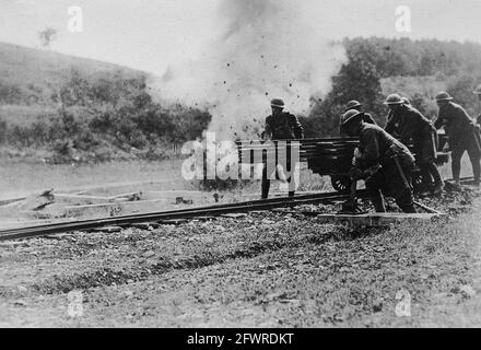 Les ingénieurs de l'armée américaine travaillent sous le feu. L'éclatement d'une coquille explosive à proximité ne phase pas ces ingénieurs américains qui sont en train de réparer une voie étroite récemment endommagée par l'artillerie ennemie. Banque D'Images