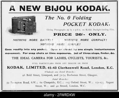 Une publicité en 1902 pour : un nouveau bijou Kodak – le n° 0 pliage de poche Kodak – l'appareil photo idéal pour les femmes, les cyclistes, les touristes, et c. Rien de plus dineux! Rien de plus compact ! Rien de plus simple! S'insère facilement dans n'importe quelle poche. Ouvert ou fermé par un simple mouvement instantané. Pour les prises de vue ou les expositions de temps. Jeu de trois butées, viseur & c. Banque D'Images