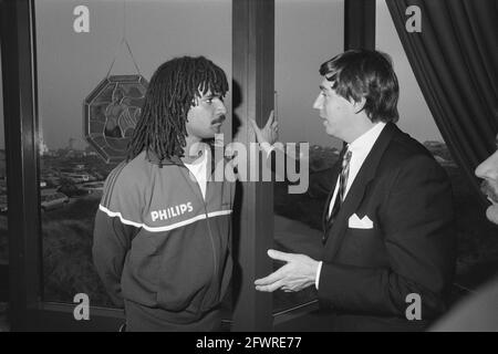 Équipe nationale néerlandaise à Noordwijk; Ruud Gullit rencontre accidentellement le ministre Nijpels, 26 octobre 1987, sports, football, Pays-Bas, Agence de presse du XXe siècle photo, nouvelles à retenir, documentaire, photographie historique 1945-1990, histoires visuelles, L'histoire humaine du XXe siècle, immortaliser des moments dans le temps Banque D'Images