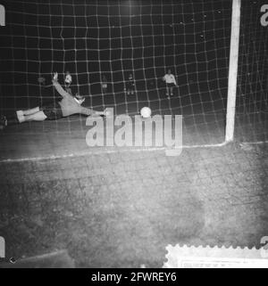 Dutch National Team Against London Combination, gardien de but anglais Reynolds in action, 23 mars 1960, GARDIENS, pays-Bas, agence de presse du xxe siècle photo, nouvelles à retenir, documentaire, photographie historique 1945-1990, histoires visuelles, L'histoire humaine du XXe siècle, immortaliser des moments dans le temps Banque D'Images