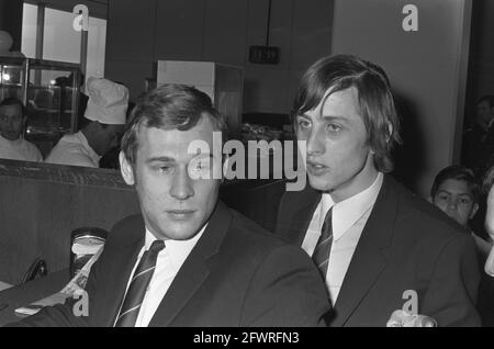 L'équipe nationale néerlandaise part de l'aéroport de Schiphol pour un match contre l'Angleterre à Londres. Johan van Beveren (à gauche) et J. Cruyff, 13 janvier 1970, sports, football, Pays-Bas, Agence de presse du XXe siècle photo, nouvelles à retenir, documentaire, photographie historique 1945-1990, histoires visuelles, L'histoire humaine du XXe siècle, immortaliser des moments dans le temps Banque D'Images