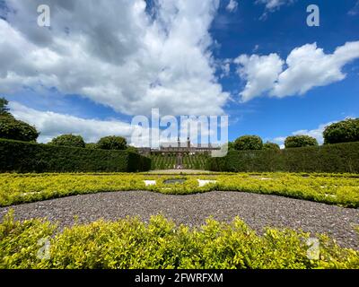 Eglise, Monastère de Kamp et jardin à Kamp-Lintfort sous un ciel bleu et entouré de verdure. Banque D'Images