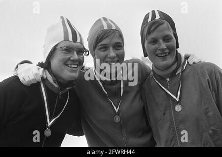 Championnat hollandais de patinage à Deventer, de gauche à droite Stien Kaiser (3e), Carry Geyssen (1er), Wil Vel-de Beer (2e), 27 décembre 1965, portraits de groupe, patinage, Sport, pays-Bas, Agence de presse du XXe siècle photo, nouvelles à retenir, documentaire, photographie historique 1945-1990, histoires visuelles, L'histoire humaine du XXe siècle, immortaliser des moments dans le temps Banque D'Images