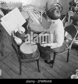 Répétitions d'orchestre étudiant néerlandais (également nos 101083 à 101087), 16 janvier 1959, pays-Bas, agence de presse du XXe siècle photo, nouvelles à retenir, documentaire, photographie historique 1945-1990, histoires visuelles, L'histoire humaine du XXe siècle, immortaliser des moments dans le temps Banque D'Images