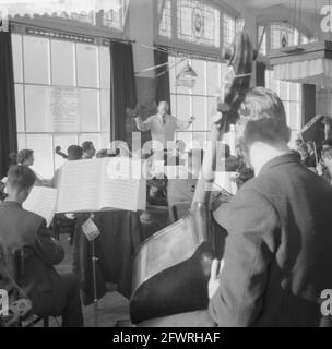Répétitions d'orchestre étudiant néerlandais (également nos 100979 à 100981), 16 janvier 1959, orchestres étudiant, pays-Bas, agence de presse du xxe siècle photo, nouvelles à retenir, documentaire, photographie historique 1945-1990, histoires visuelles, L'histoire humaine du XXe siècle, immortaliser des moments dans le temps Banque D'Images