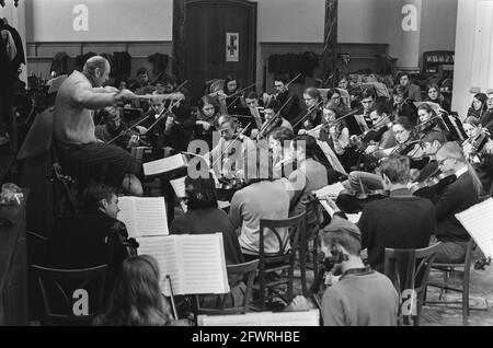 L'orchestre étudiant néerlandais répète à l'église Ruine de Bergen. Numéro 24 Conductor Jan Brussen, Numbers 25.26 vue d'ensemble, 5 janvier 1970, églises, Orchestres, pays-Bas, agence de presse du XXe siècle photo, news to Remember, documentaire, photographie historique 1945-1990, histoires visuelles, L'histoire humaine du XXe siècle, immortaliser des moments dans le temps Banque D'Images