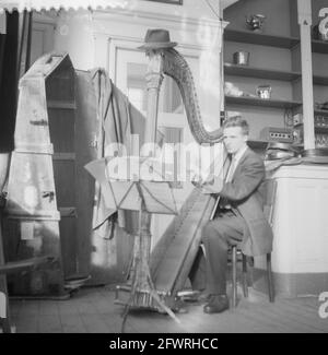 Répétitions d'orchestre étudiant néerlandais ( harpiste H. Folmer ), 16 janvier 1959, pays-Bas, agence de presse du XXe siècle photo, news to remember, documentaire, photographie historique 1945-1990, histoires visuelles, L'histoire humaine du XXe siècle, immortaliser des moments dans le temps Banque D'Images