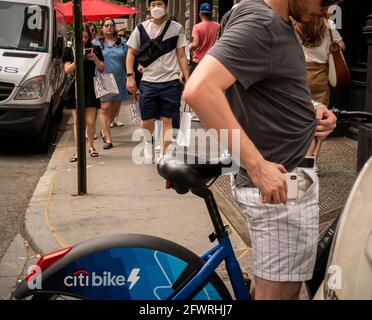 New York, États-Unis. 22 mai 2021. Des gens masqués et sans masque dans le quartier de Soho à New York le samedi 22 mai 2021. New York a des mandats de masque détendus permettant à la plupart des activités de plein air d'être sans masque ainsi que de nombreux environnements intérieurs, avec des mises en garde. (Âphoto de Richard B. Levine) crédit: SIPA USA/Alay Live News Banque D'Images