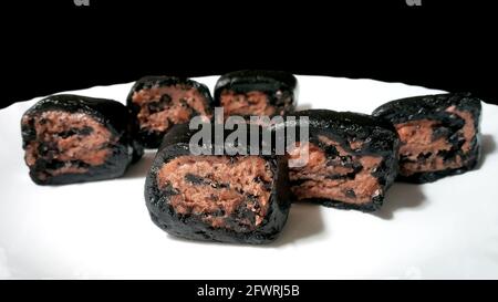 Gâteau crémeux avec biscuits au chocolat et biscuits à la crème une plaque blanche Banque D'Images