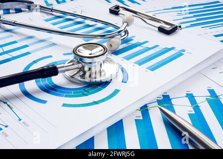 Concept d'audit et d'analyse d'entreprise. Stéthoscope sur les diagrammes financiers. Banque D'Images