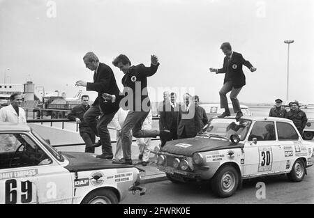 Les participants néerlandais au marathon se rassemblent à Londres Syd au Schiphol no 17A, les pilotes sautent sur les automobiles, 23 décembre 1968, voitures, participants, Pays-Bas, Agence de presse du XXe siècle photo, nouvelles à retenir, documentaire, photographie historique 1945-1990, histoires visuelles, L'histoire humaine du XXe siècle, immortaliser des moments dans le temps Banque D'Images