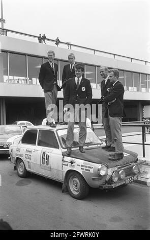 Les participants néerlandais au marathon se rassemblent à Londres Sydney au Schiphol no 17A, les pilotes sautent sur les automobiles, 23 décembre 1968, voitures, participants, Pays-Bas, Agence de presse du XXe siècle photo, nouvelles à retenir, documentaire, photographie historique 1945-1990, histoires visuelles, L'histoire humaine du XXe siècle, immortaliser des moments dans le temps Banque D'Images