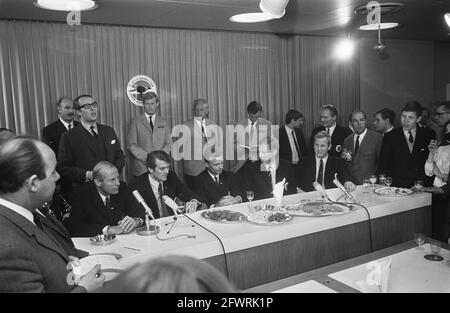 Les participants néerlandais au marathon de Londres Sydney retour à Schiphol No 17A, dans la salle de presse, 23 décembre 1968, participants, pays-Bas, agence de presse du xxe siècle photo, nouvelles à retenir, documentaire, photographie historique 1945-1990, histoires visuelles, L'histoire humaine du XXe siècle, immortaliser des moments dans le temps Banque D'Images