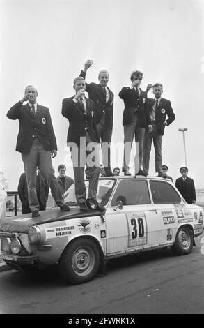 Les participants néerlandais au marathon Londres Sydney retour à Schiphol Slotemaker, v. Lennep, Hissink, Janssen et le gérant Koch sur toit de voitures, 23 décembre 1968, voitures, participants, Managers, pays-Bas, agence de presse du XXe siècle photo, news to remember, documentaire, photographie historique 1945-1990, histoires visuelles, L'histoire humaine du XXe siècle, immortaliser des moments dans le temps Banque D'Images