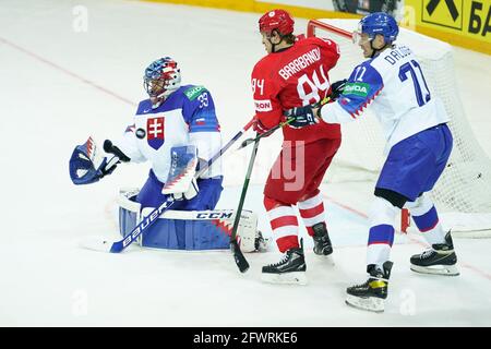 24.05.2021, Riga, Centre sportif olympique, Slovaquie contre Russie (Championnat du monde de hockey sur glace 2021 de l'IIHF), gardien de but Julius Hudacek (Slovaquie) sauve #94 Alexander Barabanov (Russie) essayer de le déranger (Suisse/Croatie DEHORS) Banque D'Images