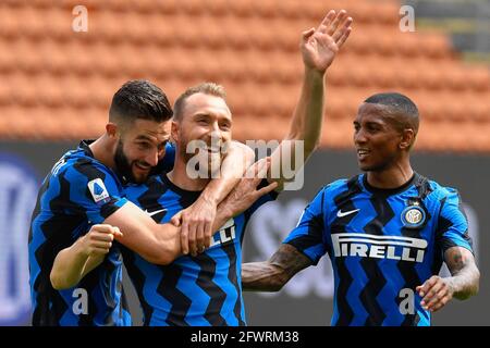 Milan, Italie. 23 mai 2021. Christian Eriksen (24) d'Inter marque pour 2-1 directement d'un coup de pied libre et célèbre avec Roberto Gagliardini et Ashley Young pendant la série UN match entre Inter et Udinese à Giuseppe Meazza à Milan. (Crédit photo : Gonzales photo/Alamy Live News Banque D'Images