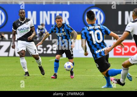 Milan, Italie. 23 mai 2021. Stefano Sensi (12) d'Inter vu pendant la série UN match entre Inter et Udinese à Giuseppe Meazza à Milan. (Crédit photo : Gonzales photo/Alamy Live News Banque D'Images