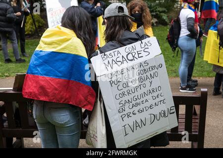 Londres, Royaume-Uni. 22 mai 2021. Les militants SOS Colombie se réunissent dans le cadre d'un bloc international pour mettre en évidence les violations des droits de l'homme qui ont lieu en Colombie et au Tigré, ainsi qu'en Palestine et en Israël lors de la manifestation nationale pour la Palestine. La manifestation a été organisée par des groupes de solidarité pro-palestiniens pour protester contre les récentes attaques d'Israël contre Gaza, ses incursions à la mosquée Al-Aqsa et ses tentatives de déplacer de force les familles palestiniennes du quartier Sheikh Jarrah de Jérusalem-est. Crédit : Mark Kerrison/Alamy Live News Banque D'Images