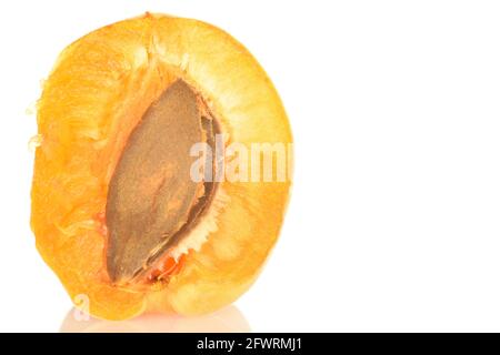 Un demi-abricot d'ananas avec une graine, macro, isolé sur blanc. Banque D'Images