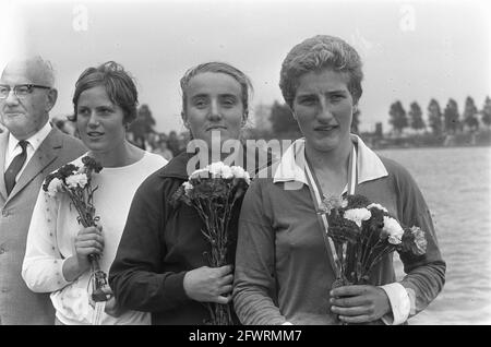 Canoë sur le Bosbaan pour les championnats nationaux néerlandais. Lauréats KI Dames T. Helder (3e), M. Blijlevens (2 et M. Jaapies(1er), 30 juillet 1967, canoë, pays-Bas, agence de presse du xxe siècle photo, nouvelles à retenir, documentaire, photographie historique 1945-1990, histoires visuelles, L'histoire humaine du XXe siècle, immortaliser des moments dans le temps Banque D'Images