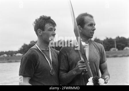 Championnat hollandais de canoë sur le Bosbaan. Hoekstra (à gauche) et Geurts, 30 juillet 1967, canoë, pays-Bas, agence de presse du xxe siècle photo, nouvelles à retenir, documentaire, photographie historique 1945-1990, histoires visuelles, L'histoire humaine du XXe siècle, immortaliser des moments dans le temps Banque D'Images
