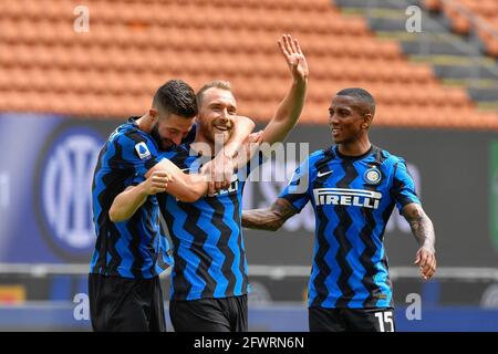 Milan, Italie. 23 mai 2021. Christian Eriksen (24) d'Inter marque pour 2-1 directement d'un coup de pied libre et célèbre avec Roberto Gagliardini et Ashley Young pendant la série UN match entre Inter et Udinese à Giuseppe Meazza à Milan. (Crédit photo : Gonzales photo/Alamy Live News Banque D'Images