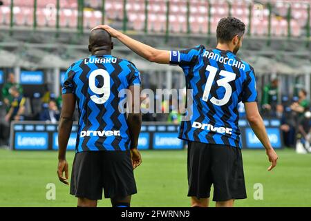 Milan, Italie. 23 mai 2021. Romelu Lukaku (9) d'Inter marque pour 5-0 et célèbre avec Andrea Ranocchia (13) pendant la série UN match entre Inter et Udinese à Giuseppe Meazza à Milan. (Crédit photo : Gonzales photo/Alamy Live News Banque D'Images