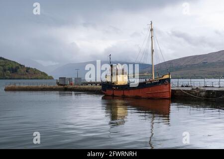 Le Vital Spark Clyde Puffer est arrivé à Inveraray, Argyll. Le bateau à ramer a été nommé d’après le navire dans les histoires et séries télé de Para Handy de Neil Munro Banque D'Images