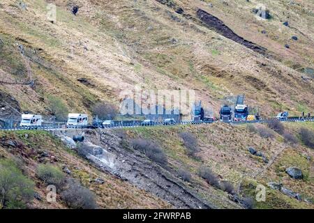 Trafic passant par le contrôle de la circulation sur l'A83 au reste et être reconnaissant, Argyll, Ecosse. La route est en réparation en raison de glissements de terrain. Banque D'Images